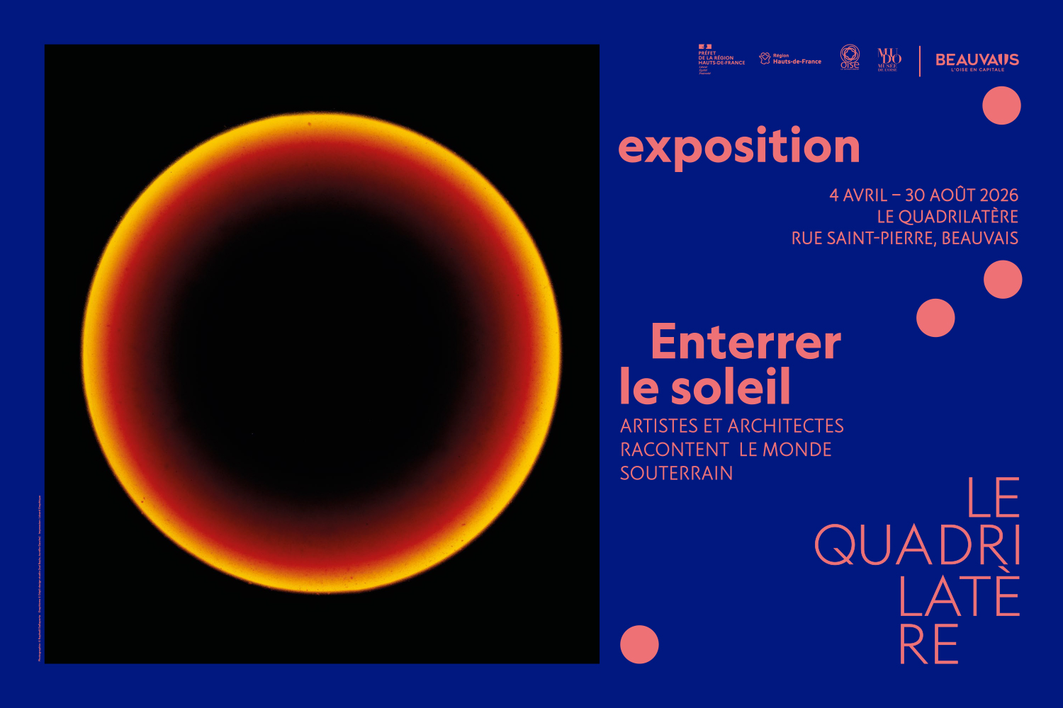 Affiche d'exposition avec un cercle orange sur fond noir et texte bleu et blanc.